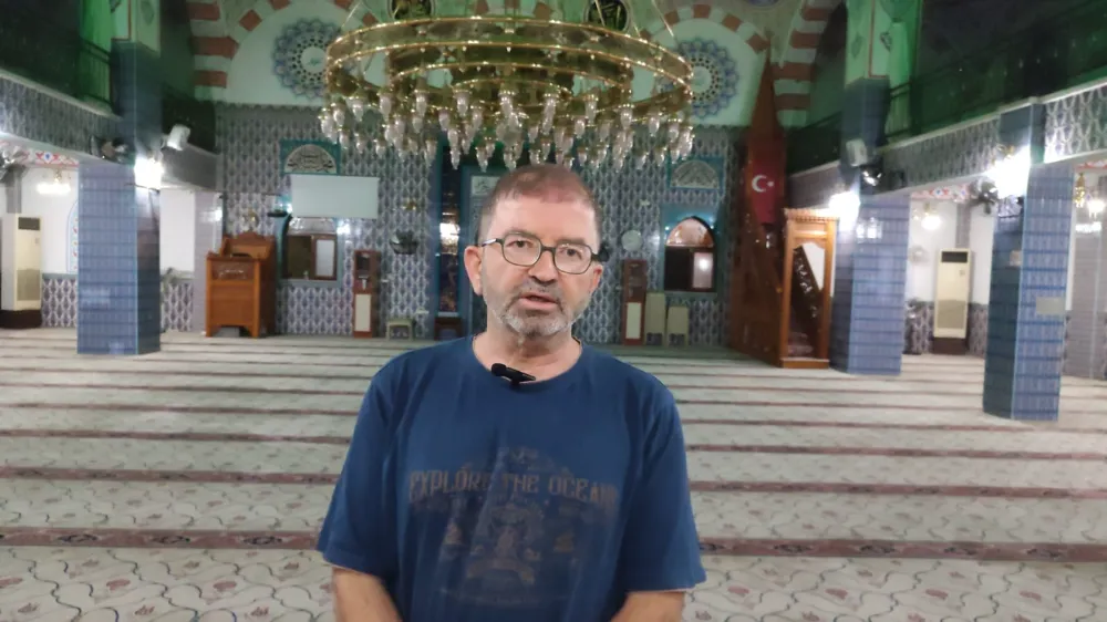 Denizli’de cami bahçesi yazlık sinemaya dönüştü